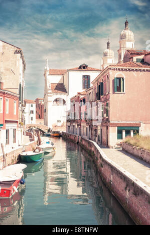 Stretto canale a V enice, Italia. Foto Stock