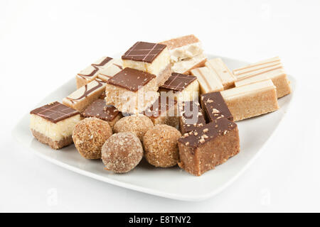Piccola torta al cioccolato sulla piastra bianca Foto Stock