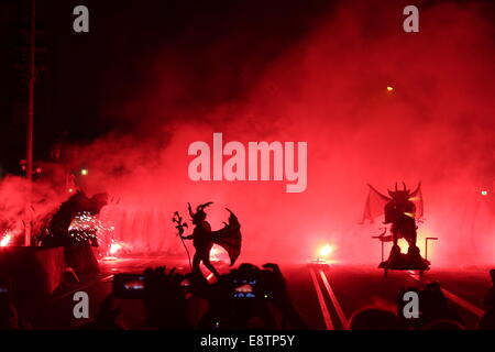 Barcellona, Spagna - 23 Settembre 2012: Fire devils in Fire-Run (Correfoc) come parte del festival La Mercè. Foto Stock