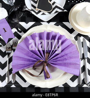 Bianco e nero chevron con viola festa a tema tavolo pranzo luogo impostazione per Melbourne Cup, pubblico australiano di vacanza. Foto Stock