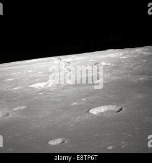 La missione Apollo 10 ha catturato un archivio fotografico intatto, tra cui una vista obliqua alta della superficie lunare, in particolare Rima Ariadaeus. Queste immagini del maggio 1969 offrono preziose informazioni sulla geografia della Luna e sul significato storico della missione. Foto Stock