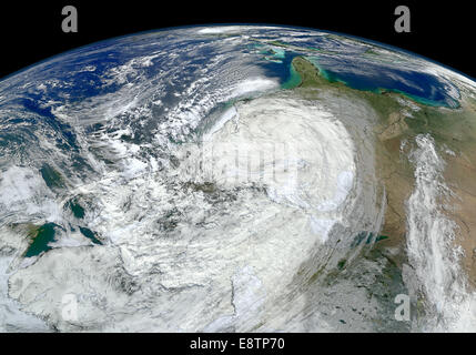 La NASA immagine acquisita ott. 30, 2012 come il Grande Uragano Sandy spostato a nord lungo la U.S. Costa est, onde esso generato agitati fino sedimenti dalla piattaforma continentale e a sinistra acqua torbida nella sua scia. Da metà giornata Ottobre 30, 2012, i cieli di COA Foto Stock