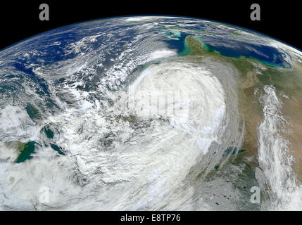 La NASA immagine acquisita ott. 30, 2012 come il Grande Uragano Sandy spostato a nord lungo la U.S. Costa est, onde esso generato agitati fino sedimenti dalla piattaforma continentale e a sinistra acqua torbida nella sua scia. Da metà giornata Ottobre 30, 2012, i cieli di COA Foto Stock