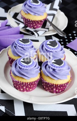 Bianco e nero chevron con viola festa a tema tavolo pranzo luogo impostazione per Melbourne Cup, pubblico australiano di vacanza. Foto Stock