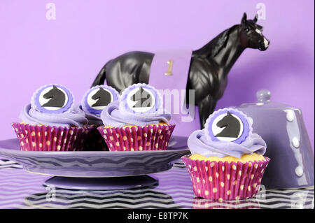 Bianco e nero chevron con viola festa a tema tavolo pranzo luogo impostazione per Melbourne Cup, pubblico australiano di vacanza. Foto Stock