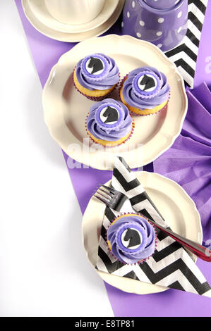 Bianco e nero chevron con viola festa a tema tavolo pranzo luogo impostazione per Melbourne Cup, pubblico australiano di vacanza. Foto Stock