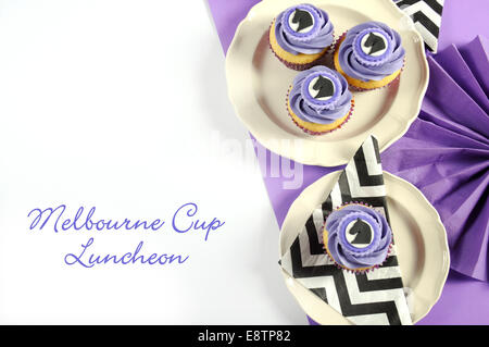 Bianco e nero chevron con viola festa a tema tavolo pranzo luogo impostazione per Melbourne Cup, pubblico australiano di vacanza. Foto Stock