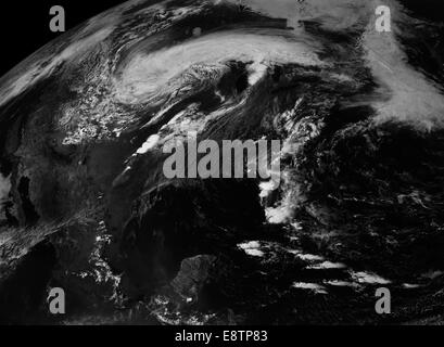 Del NOAA VA-Est (operativo Geostationary Satellite ambientale) raccolti in questa visualizzazione del sistema di tempesta che ha generato un letale tornado su Moore, Oklahoma il 20 maggio 2013. L'animazione viene eseguito da 10:45 a 6:45 p.m., Ora Legale Centrale. Foto Stock