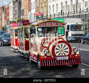 Dublin Road Train Tours On Ormond Quay, Dublin City, Repubblica di Irlanda Foto Stock