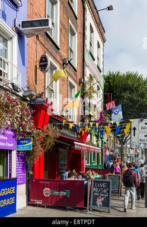 Negozi e pub sui laureati a piedi nel centro della città, a Dublino Repubblica di Irlanda Foto Stock