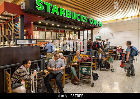 Starbucks Coffee shop in aeroporto, Kuala Lumpur, Malesia Foto Stock