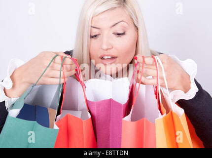 Ritratto di sorriso bella donna con colorati borse per lo shopping nelle sue mani Foto Stock