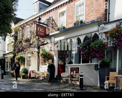 Vista esterna del vitigno antico pub e ristorante di grande Minster Street, Winchester a metà ottobre sunshine. Foto Stock