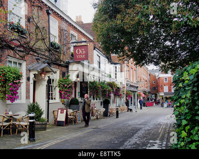 Vista esterna del vitigno antico pub e ristorante di grande Minster Street, Winchester a metà ottobre guardando verso la piazza. Foto Stock