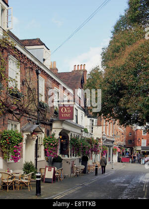 Vista esterna del vitigno antico pub e ristorante di grande Minster Street, Winchester a metà ottobre guardando verso la piazza. Foto Stock