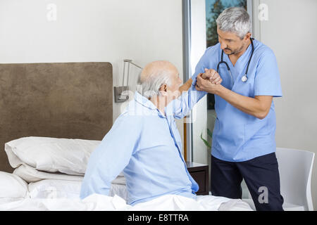 Custode maschio assistere uomo senior Foto Stock