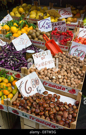Frutta fresca, verdura e noci per la vendita in un mercato di strada in stallo Sorrento, Italia Foto Stock