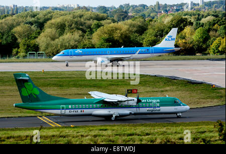 Aer Lingus ATR-72 e KLM Cityhopper Embraer ERJ-190 all'Aeroporto di Birmingham, Regno Unito Foto Stock