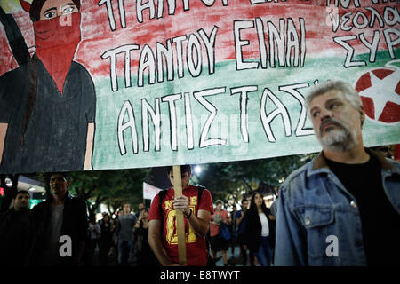 Salonicco, Grecia. 14 ottobre, 2014. Un pro-curdo dimostrazione contro gli attacchi lanciati da uno Stato islamico insorti targeting città siriana di Kobane a Salonicco, in Grecia dal 14 ottobre, 2014. Credito: Konstantinos Tsakalidis/Alamy Live News Foto Stock