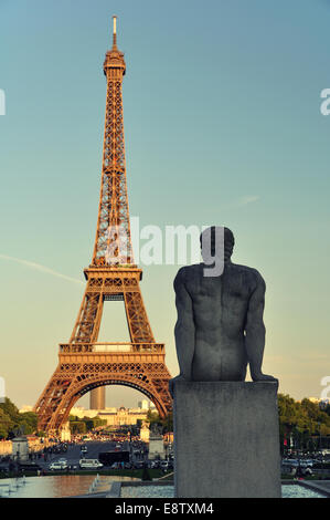 Guardando alla Torre Eiffel Foto Stock