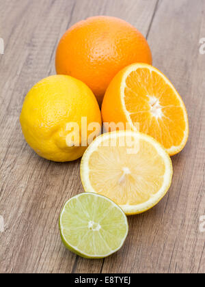 Arance, Limoni e Lime di frutta sul tavolo Foto Stock