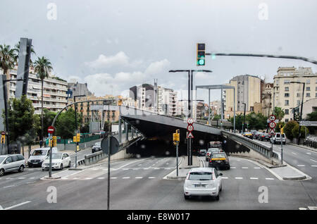 Osservazione dei viaggi attraverso Barcellona via pubblica e il trasporto personale, una pausa nel tempo che si blocca un occupato i pendolari. Foto Stock