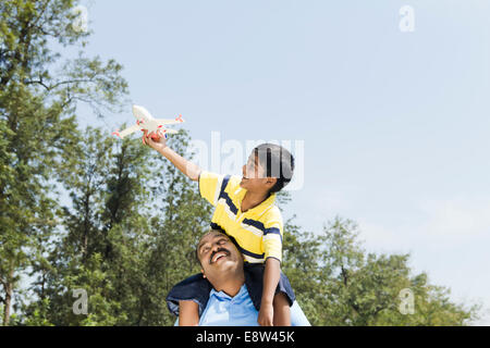 1 Kid indiano Battenti aereo con padre Foto Stock