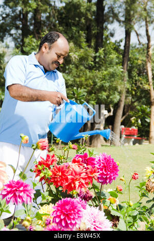 1 Uomo indiano la spruzzatura di acqua Foto Stock