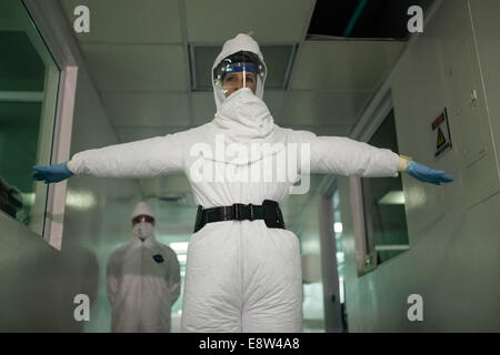 Bogotà, Colombia. Xiv oct, 2014. Un membro dell'Istituto Superiore di Sanità prende parte durante un display dell'uso di una B3 tuta di protezione biologica, nella città di Bogotà, capitale della Colombia, dal 14 ottobre, 2014. Il Ministero della sanità e del National Health Institute eseguito un display dell'uso di una B3 suit, per conoscere il suo funzionamento sui protocolli di biosicurezza nella gestione e isolamento del virus come ebola. Credito: Jhon Paz/Xinhua/Alamy Live News Foto Stock