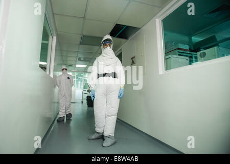 Bogotà, Colombia. Xiv oct, 2014. Un membro dell'Istituto Superiore di Sanità prende parte durante un display dell'uso di una B3 tuta di protezione biologica, nella città di Bogotà, capitale della Colombia, dal 14 ottobre, 2014. Il Ministero della sanità e del National Health Institute eseguito un display dell'uso di una B3 suit, per conoscere il suo funzionamento sui protocolli di biosicurezza nella gestione e isolamento del virus come ebola. Credito: Jhon Paz/Xinhua/Alamy Live News Foto Stock