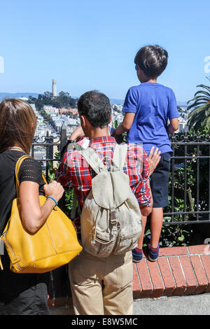 Persone che guardano verso la Torre Coit dalla sommità del Lombard Street, Russian Hill, San Francisco Foto Stock