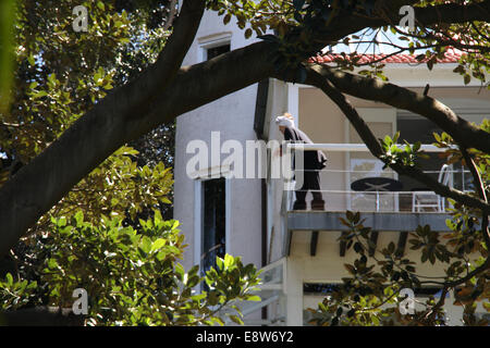 Wendy Whiteley sorge sul suo balcone su cui si affaccia la Wendy Whiteley giardino in Lavender Bay, Sydney. Foto Stock