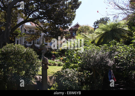 Wendy Whiteley sorge sul suo balcone su cui si affaccia la Wendy Whiteley giardino in Lavender Bay, Sydney. Foto Stock