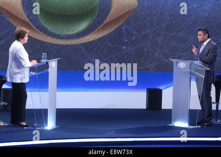 Sao Paulo, Aecio Neves (R). Xiv oct, 2014. Dilma Rousseff (L), al presidente del Brasile e il candidato presidenziale per il lavoratore del partito, Aecio Neves (R), il candidato presidenziale per il brasiliano sociale democratico partito partecipare a un dibattito televisivo a Sao Paulo il 14 ottobre 2014. Il Brasile sarà tenere elezioni presidenziali ballottaggio tra Dilma Rousseff e Aecio Neves Il 26 ottobre. Credito: Rahel Patrasso/Xinhua/Alamy Live News Foto Stock