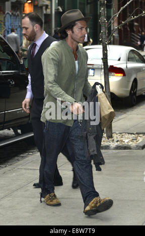 Elizabeth Berkley e marito Greg Lauren ritorno a casa con il loro figlio Sky con: Greg Lauren dove: Manhattan, New York, Stati Uniti quando: 11 Apr 2014 Foto Stock