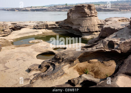 Il fiume Mekong rive a bassa marea,esposti rocce scolpite da acqua torrent.bellezza naturale Foto Stock