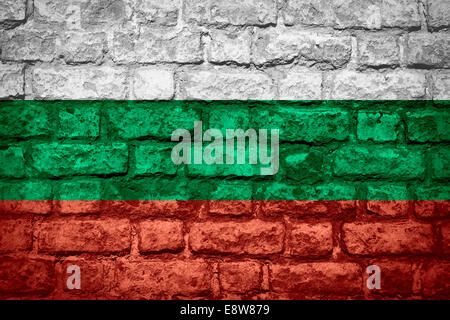 Bandiera della Bulgaria o banner bulgaro sulla texture di mattoni Foto Stock