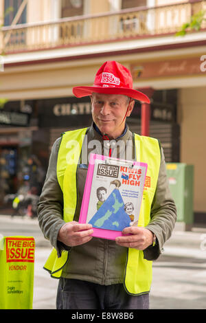 "Big issue " venditore di Rundle Mall Adelaide Australia Foto Stock