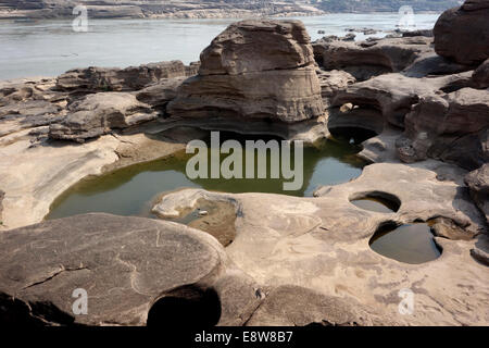 Il fiume Mekong rive a bassa marea,esposti rocce scolpite dal torrente di acqua. Foto Stock