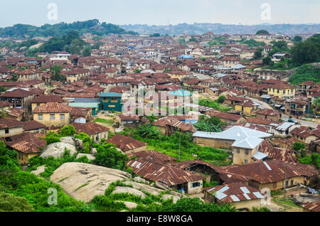 Vista aerea della città di Abeokuta, Ogun State (sud-ovest), la Nigeria e le sue case con tetti arrugginiti, preso da Olumo rock Foto Stock