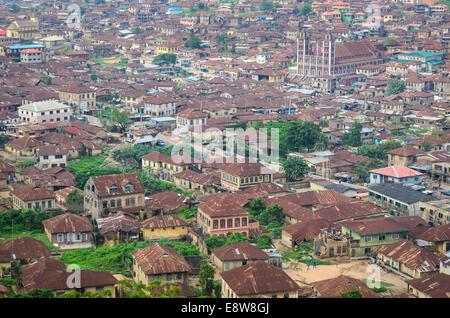 Vista aerea della città di Abeokuta, Ogun State (sud-ovest), la Nigeria e le sue case con tetti arrugginiti, preso da Olumo rock Foto Stock