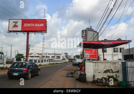 Le strade della città di Ibadan, stato di Oyo, Nigeria e road annuncio per Zenith bank Foto Stock