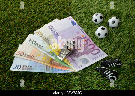 Euro Bills, palloni da calcio, scarpe da calcio, arbitro fischia Foto Stock