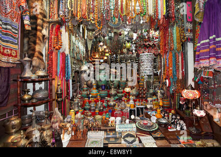 Mercanzia colorata e negozio di souvenir in un negozio nel souk Muttrah mercato, Muttrah, Muscat Oman Foto Stock