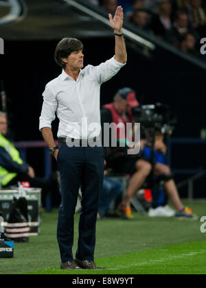 Gelsenkirchen (Germania). Xiv oct, 2014. La Germania capo allenatore Joachim Loew gesti durante UEFA EURO 2016 qualifica partita di calcio tra Germania e Irlanda a Arena Auf Schalke di Gelsenkirchen, Germania, 14 ottobre 2014. Foto: Rolf Vennenbernd/dpa/Alamy Live News Foto Stock