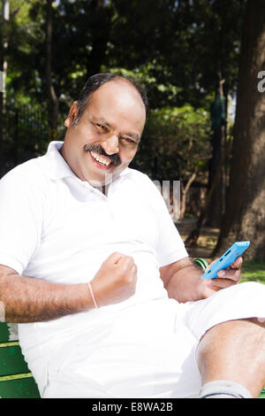 1 Indian Uomo seduto in posizione di parcheggio Foto Stock