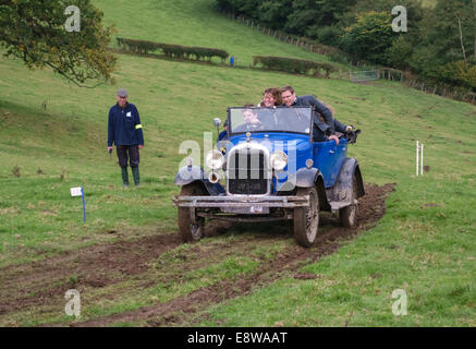 Una Ford Phaeton del 1929 sulla collina durante la prova gallese del Vintage Sports-Car Club (Cwm Whitton, Knighton, Powys, Regno Unito) Foto Stock