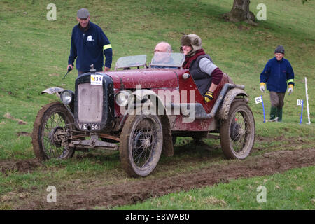 Un'Austin 7 Ulster del 1929 sulla collina durante la prova gallese del Vintage Sports-Car Club (Cwm Whitton, Knighton, Powys, Regno Unito) Foto Stock