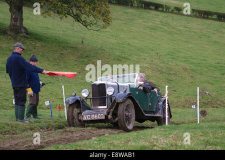 Una Riley Ford Special del 1930 tenta una partenza in salita durante la prova gallese del Vintage Sports-Car Club (Cwm Whitton, Knighton, Powys, Regno Unito) Foto Stock