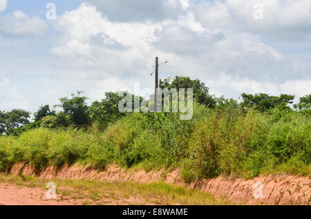 Nigeria rurale che mostra scarsa elettrificazione e scarso accesso all'energia Foto Stock